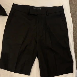 Shorts - Svarta shorts i kostymbyxstil Storlek: W32