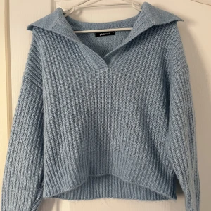 Stickad tröja  - En jättefin blå stickad ströja. Använd fåtal gånger 