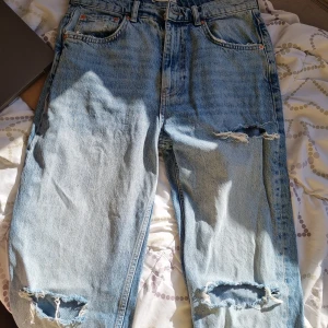 Ripped Jeans - Super snygga högmidjade jeans från Gina! Är i fint skick! Hör av dig om du har frågor😊