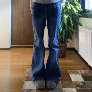 Så snygga mid-waist jeans köpta second hand i Köpenhamn 😇stretchiga så passar många