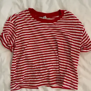 Rödvit randig t-shirt