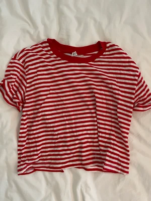 Randig t-shirt - Rödvit randig t-shirt