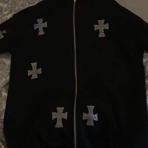 hoodie - säljer detta sättet, hoodien är helt oanvänd, men byxorna är lite noppriga och korsen börjar bli slitna.  Storleken är S men den är oversized! går att köpa bara hoodien eller hela sättet. hoodien: 150 kr sättet:300 💕