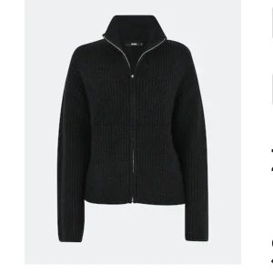 Stickad tröja  - Stickad tröja från Bikbok, knappt använd. 