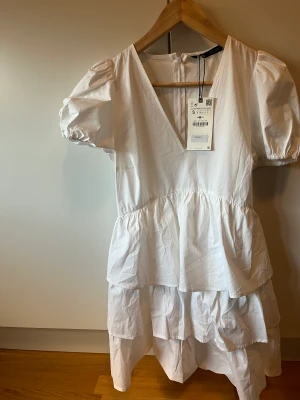 Oanvänd zara klänning  - Helt ny klänning som är så söt. Storlek S. 