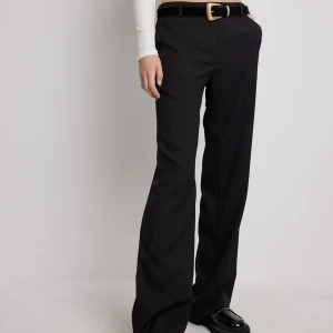 Sjukt snygga byxor - Ifrån NA-KD. Ida Carlssons kollektion. Slutsålda på hemsidan!! Storlek 38. Fint skick!!