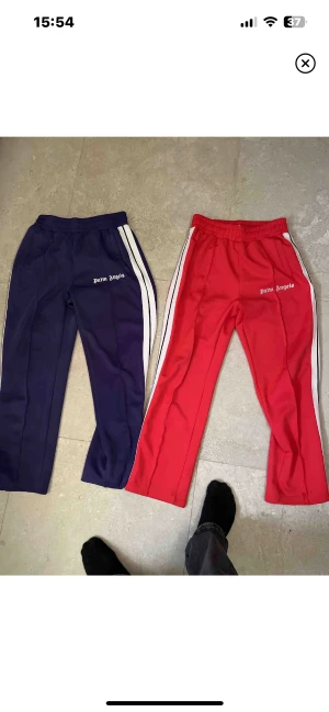 Palm angels byxor lila och röda - Använda sällan bra skick 8/10 inga skavanker Utöver att det fattas ett stygn på vänster fickan på de lila som inte syns över huvudtaget bild kan bifogas om någon är sugen. Ett par 1,500 två par 2,500