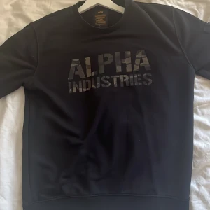 Alpha industries sweatshirt  - Jag säljer en av mina sweatshirts som jag aldrig har använt för att den var lite för stor. Men den passar folk som bär M