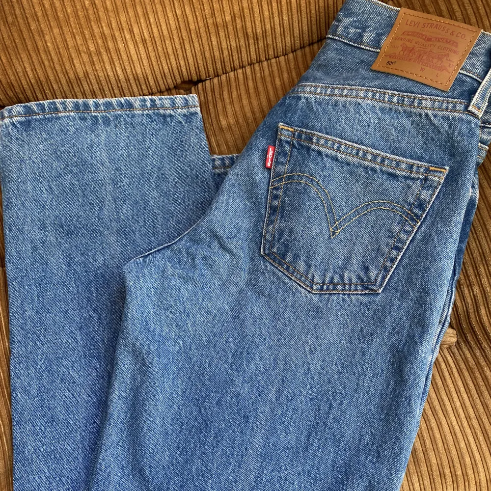 Helt nya oanvända Levis 501 jeans lite större i storlek tycker jag men 23/32. Jeans & Byxor.