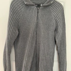 stickad tröja  - super fin stickad tröja, köpt second hand. Säljer på grund att den inte kommer till användning