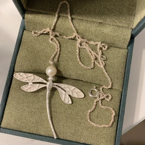 Slända halsband❤️‍🔥 - Halsband med slända o pärla från märket WOS och kedja från LOTTA HASSELBLAD. Jag har gjort om detta till ett halsband så det finns inget artikelnummer till den💕 Väldigt fint skick!