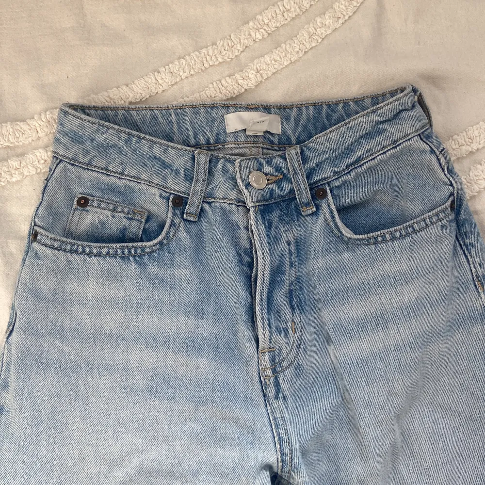 Säljer dessa byxor från hm nu för dom har blivit för små de är storlek 34 dom är mid till high waist. Dom är raka och ser ut som nya!💗. Jeans & Byxor.