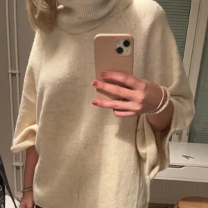 Zara tröja - Intresse koll på denna super fina tröja från zara som passar perfekt till våren och sommaren! 