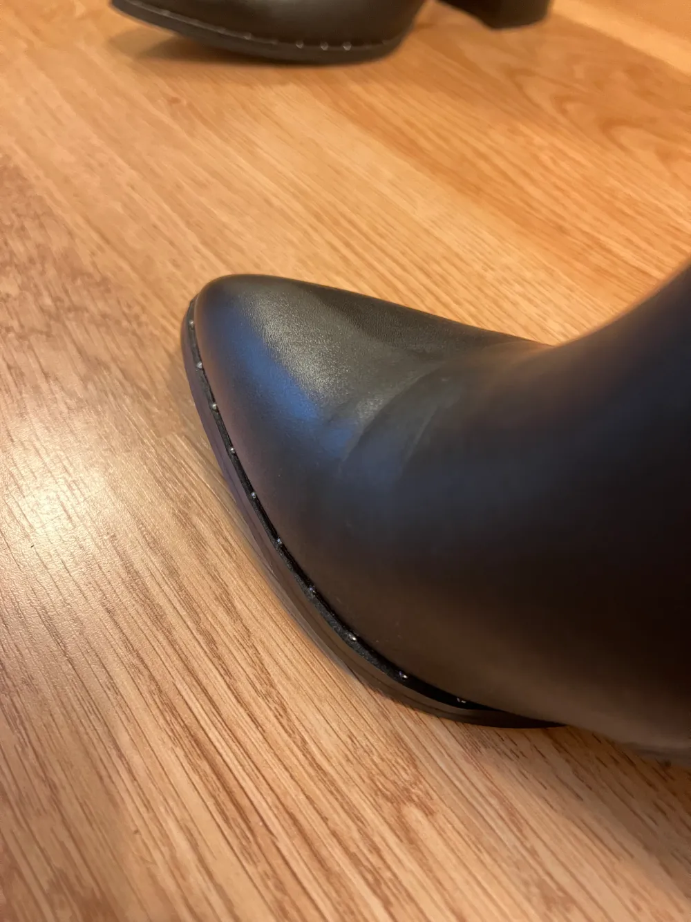 Säljer dessa testade men oanvända boots. Det är i bra skick och klacken är 7cm. . Skor.