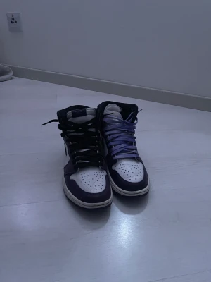 Jordan 1 court purple - Säljer nu mina Jordan 1 court purple som jag ”vann” på SNS när dom kom ut! Har hållit dom i fint skick och tagit hand om dom så gott jag kan, skulle säga att dom är 7/10 i cond. Dom är storlek 43 och släpper dom för 1800kr inklusive frakt 📦!