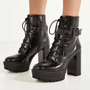 Svarta boots - Bershka,helt nya,super snygga😍föreslå gärna pris!