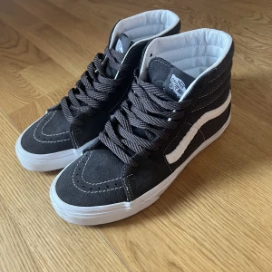 Helt Nya vans!!!😍 - Så sjukt snygga mörkgråa höga vans! Endast använda en gång då dem tyvärr var något för små💖Helt perfekta nu till våren och passar till allt👌🏽👌🏽