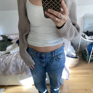 Beige bolero - Så snygg bolero från HM. Helst slutsåld på hemsidan och väldigt trendig. Så najs över en klänning på sommaren 👌🏼🌸 klicka inte på köp nu utan meddela mig om du vill köpa 🥰 jag fraktar med postnords blå påse så frakten kostar 64kr 💞💞