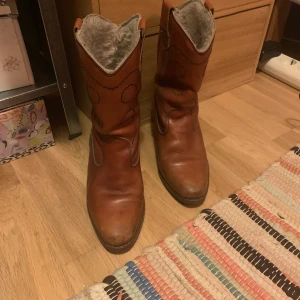 Cowboyboots - Orange/bruna cowboyboots, använda men ändå i bra skick 
