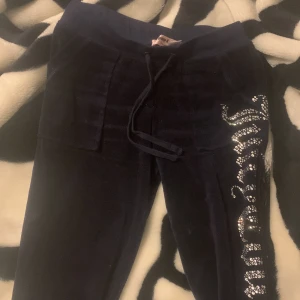 Mörk blåa juicy pants - Mörk blåa juicy track pants köpta från ali express, super fina och är i väldigt bra skick. Har används få ggr men använder inte längre och säljer de:)💖💓🎀☺️