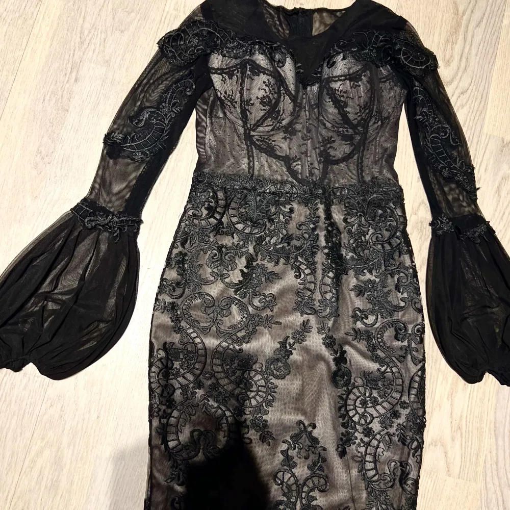 Black dress Size: Medium  Long dress Dantell Up to 65 kg . Klänningar.