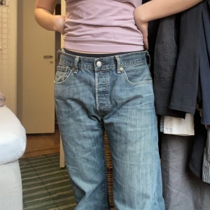Levis 501 - Vintage Levis 501or i jättefint skick. Så snygg urtvättad mellanblå färg. Stl 32 32 men är mindre, perfekta i längden för mig som är 165 cm. 