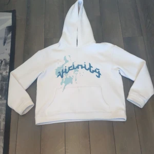 Vicinity Hoodie - Bra skick Varan är storlek M men den är oversized som L medans den är croppad. Skriv för mer frågor.