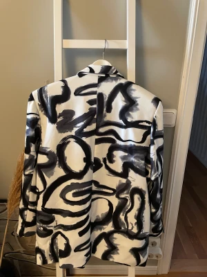 Mönstrat set - nyskick - Mönstrat set från NAKD med prislappen kvar kavajen. Inköpt för ca 800kr men säljer det för billigare än så. Kavajen sitter snyggt oversize och skulle passa från M/L och uppåt precis som byxorna. Dem är perfekt längd för mig som är 174cm.