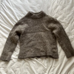 Grå tröja - super fin grå tröja från hm, råkade lägga i tvättmaskinen så den krympte från stl M till xs. Helt intakt annars, köpt för 500 kr.