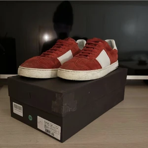 Valentino flycrews - Tja! Jag säljer nu mina super fina valentino flycrews i storlek 42! Buda på, släpper dock inte för under 3000kr! Kvitto medföljer!