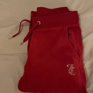 RÖDA JUICY BYXOR - Hej!Jag säljer mina röda juicy byxor som jag fick i somras,Måste tyvärr sälja dom för att dom blivit för små,Alla paljetter är kvar & dom här byxorna var långa så har lagt upp dom,så passar folk som e lite kortare.  Skriv 🔓om ni vill ha fler📸