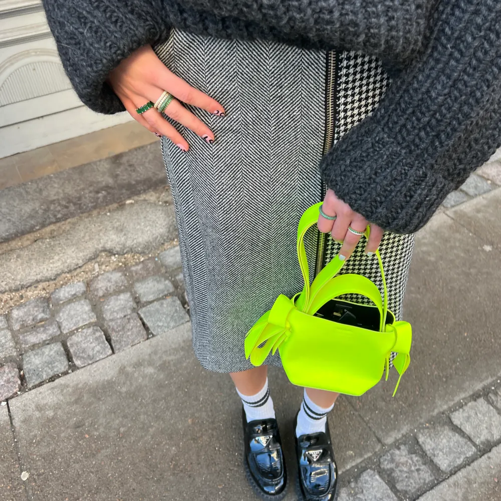 Acne neon bag musubi bag 7900:- köpte på acne . Väskor.