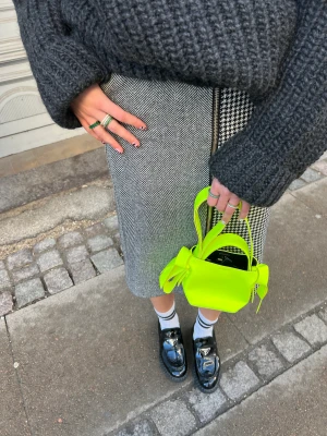Acne bag - Acne neon bag musubi bag 7900:- köpte på acne 