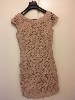 Klänning - Oanvänd klänning i beige/rosa färg