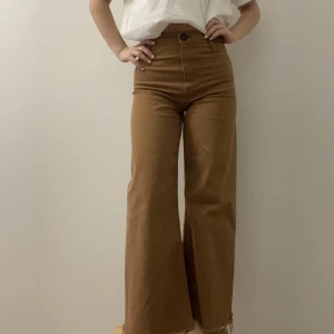 Jeans - Högmidjade ljusbruna jeans från Massimo Dutti. De är i väldigt fint skick. ❤️