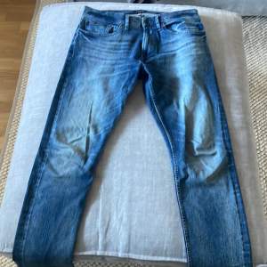Ett par slim fit jeans från Ralph lauren i storlek 33/32