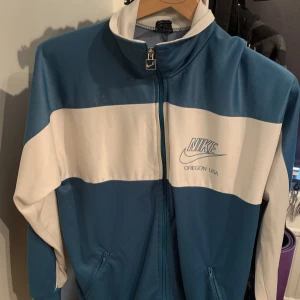 Vintage Nike kofta - En vintage Nike kofta i bra skick som  är i stl Small. Den köptes second hand för inte så länge sedan därav det låga priset . Skriv gärna vid frågor eller fler bilder :) 