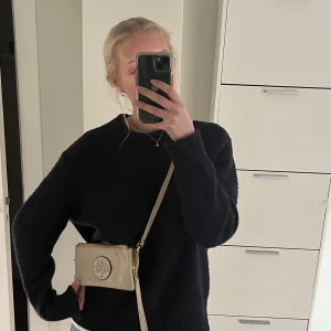 mulberry - Jättesöt fake mulberry väska. Fin kopia. Ganska använd men inga större ”fel” som syns på långt håll, bara lite färg som lossnat samt mindre repor. Färgen är vit/beige och den är i en trendig axelremsmodell (går även att ta banden och använda som clutch)