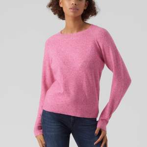 Säljer denna rosa stickade tröjan från Vero Moda. Säljer en likadan i ljusblå också💕