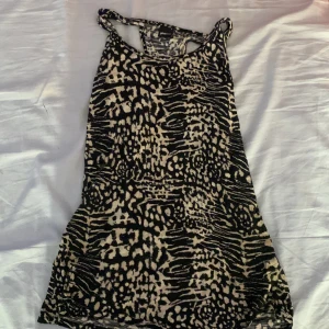 Mönstrat linne  - Linne i bra skick. Det är storlek S men passar även M. Lite för stor om man annars bär xs. Bra skick inga defekter. 