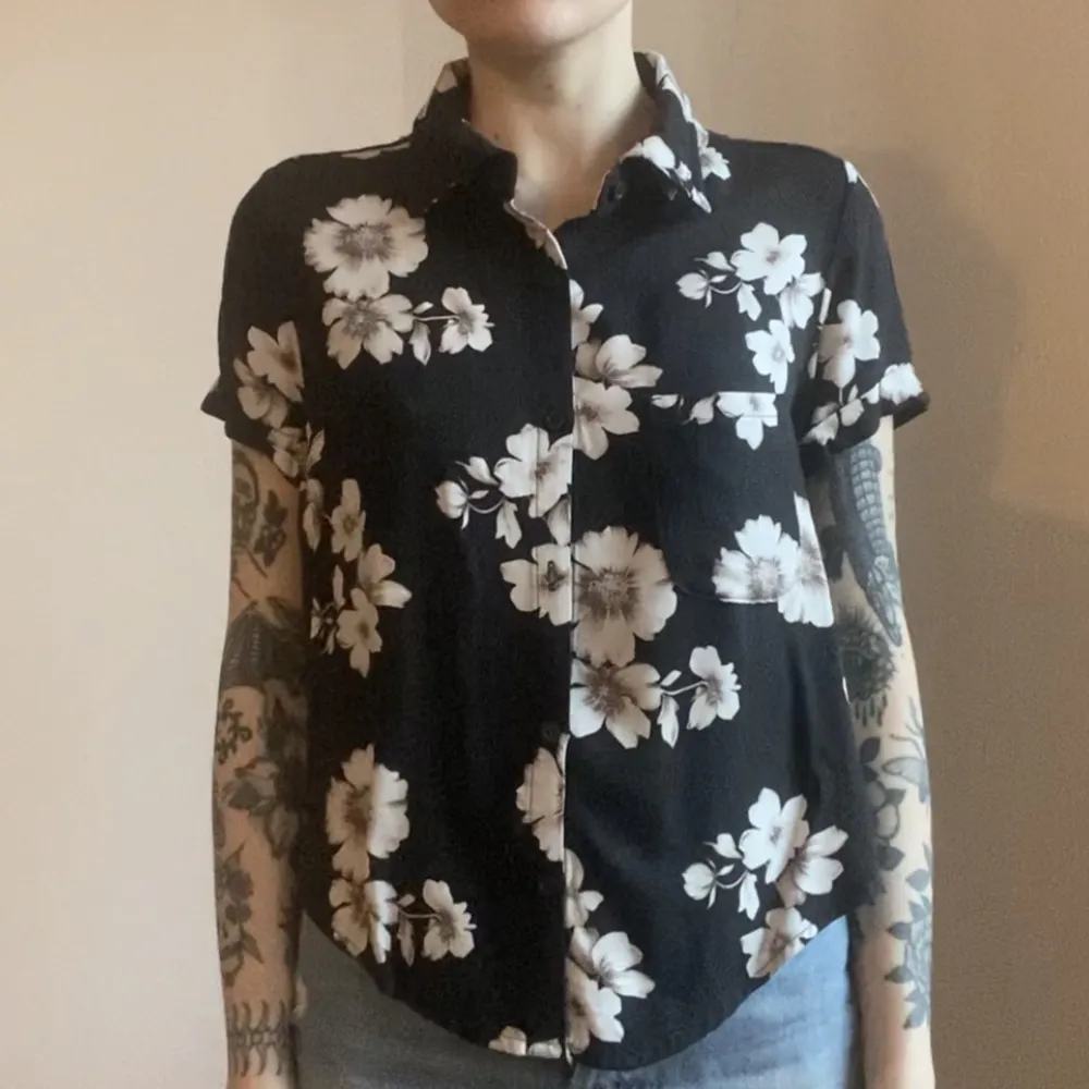 Kortärmad skjorta från Brandy Melville  Blommigt tyg   Använd fåtal gånger så i toppen skick . Skjortor.
