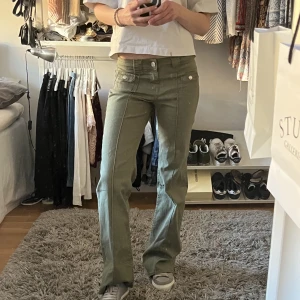 Gröna lågmidjade byxor - Säljer dessa ascoola och eftertraktade byxor från HM som är helt slutsålda!! Sitter verkligen som en smäck och är i storlek 36. Helt nya då jag beställde två storlekar!!Bara att skriva vid eventuella frågor❣️Väldigt efterfrågade, därmed priset🥰🥰
