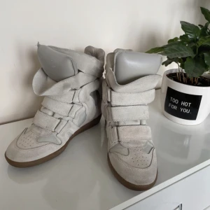 Isabel marant skor  - Intresserade check på mina fina ljusa isabel marant skor!!💘 Fint skick! 