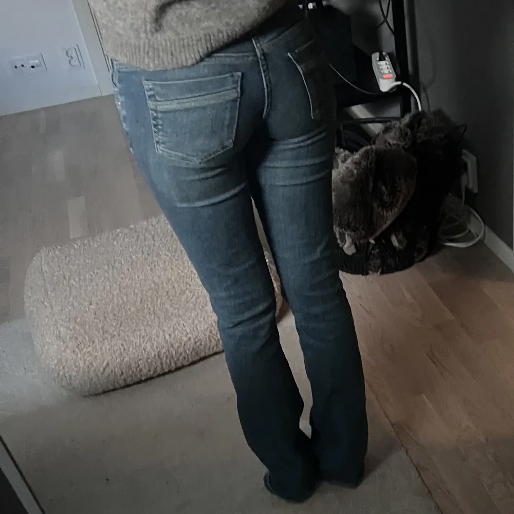 Säljer dessa LTB jeans i modellen Valerie. Är 173 cm lång och dem är lite korta. Annars sitter dom bra och är väldigt snygga! Det är en liten uppklippt slits längst ner på båda sidor. Köpta för 750.. Jeans & Byxor.
