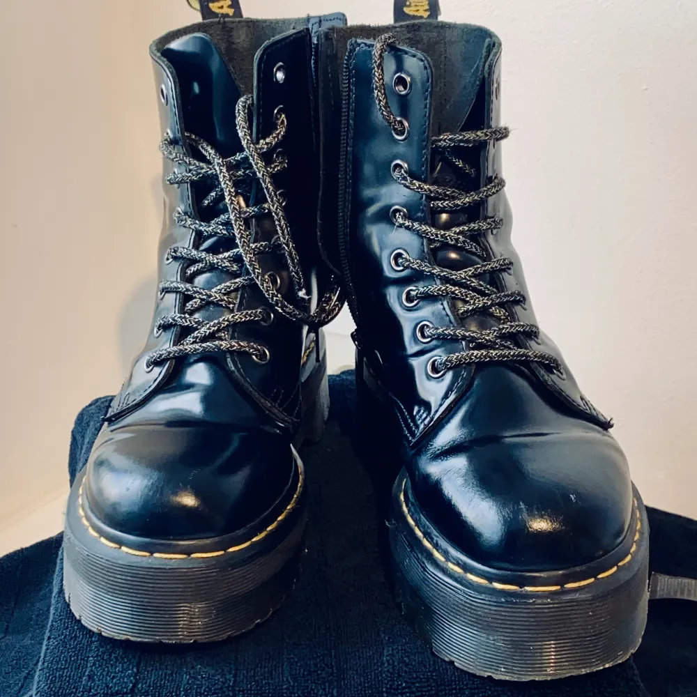  * Polished Smooth is the original Dr. Martens leather: super durable, with a smooth finish. Clean with a damp cloth and care with Dr. Martens Shoe Polish. * Comes with Dr. Martens shoe care: DMs black polish, Wonder Balsam & shine sponge.. Skor.