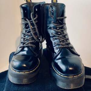 * Polished Smooth is the original Dr. Martens leather: super durable, with a smooth finish. Clean with a damp cloth and care with Dr. Martens Shoe Polish. * Comes with Dr. Martens shoe care: DMs black polish, Wonder Balsam & shine sponge.