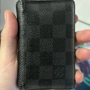Louis Vuitton Pocket Organizer Damier Graphite - Väldigt använd. Kommer med påse, låda, dustbag och kvitto