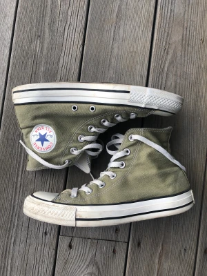 Gröna converse  - säljer dessa ovanliga gröna converse flr 400+ frakt💋💋storlek 38, men skulle nog passa 37-36 med 🫶🏼