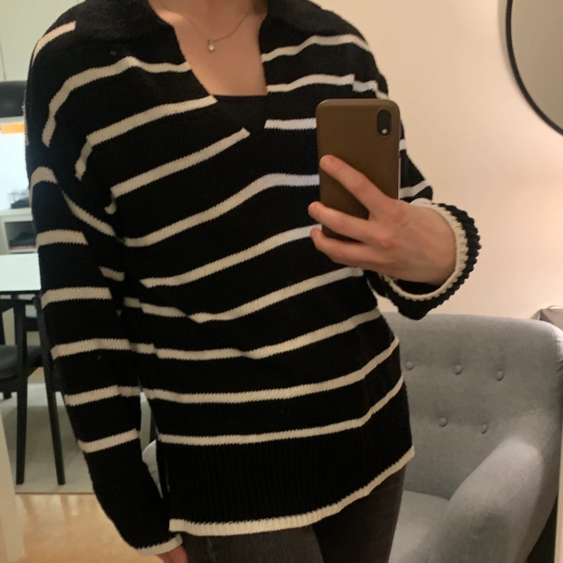 Mörkblårandig stickad tröja storlek M