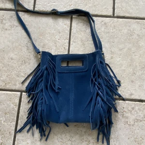 Maje liknande väska  - Säljer denna maje liknande väskan💓 ej använd nått av mig då jag har andra väskor💓 200+frakt (pris diskuterbart vid snabb affär)